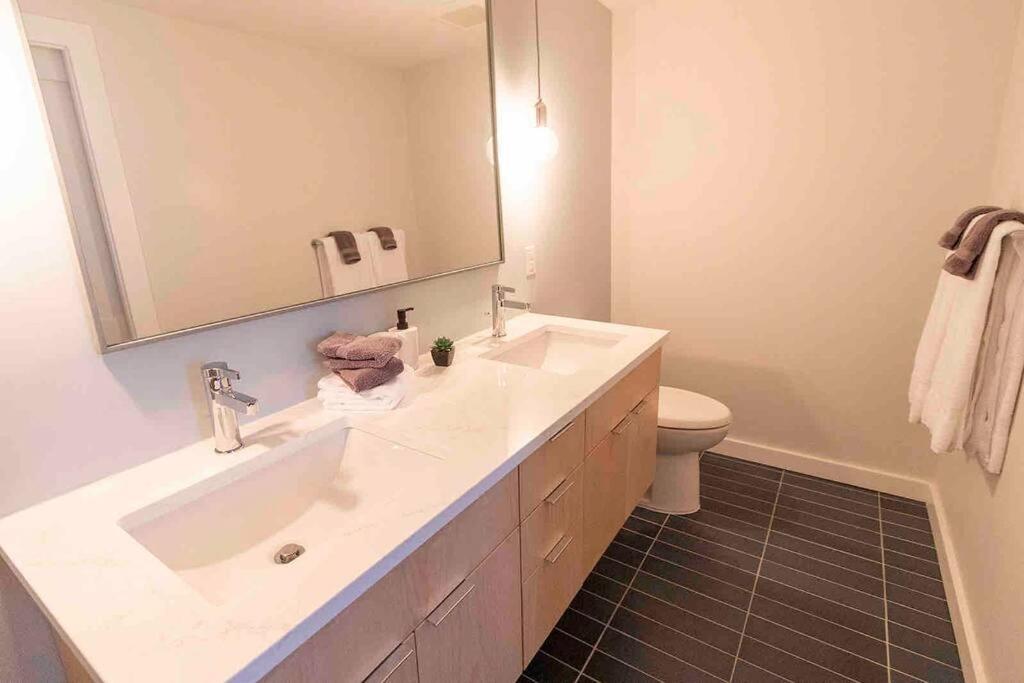 Spacious 2 Bed 2 Bath Downtown Otr Condo Minutes Walk To The Reds Bengals Stadium & More! ซินซินแนติ ภายนอก รูปภาพ